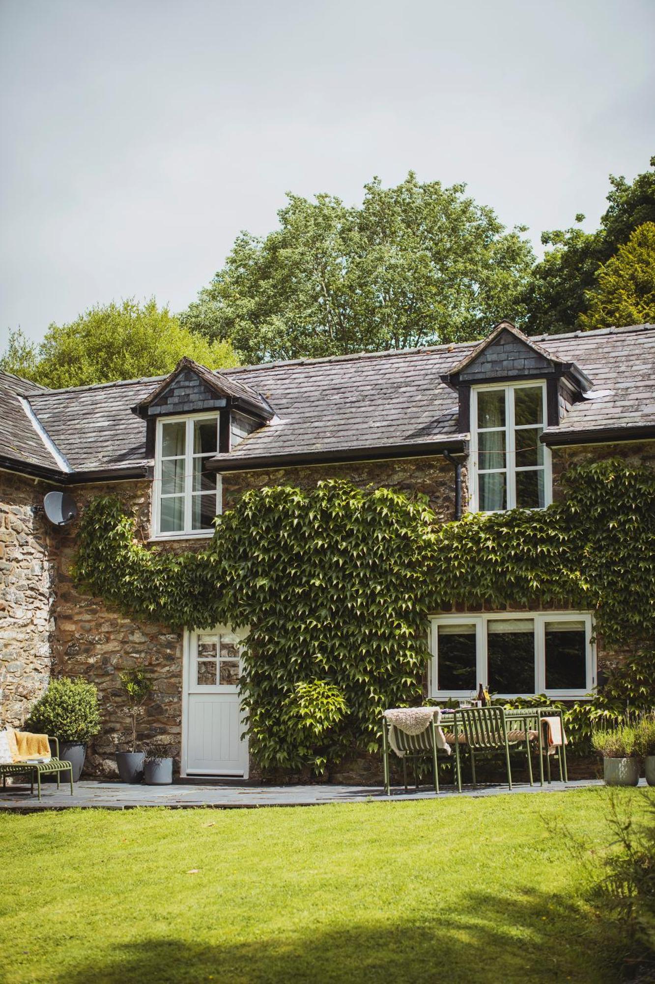 River Cottage, A Luxurious And Cosy Riverside Cottage For Two Welshpool Exterior foto